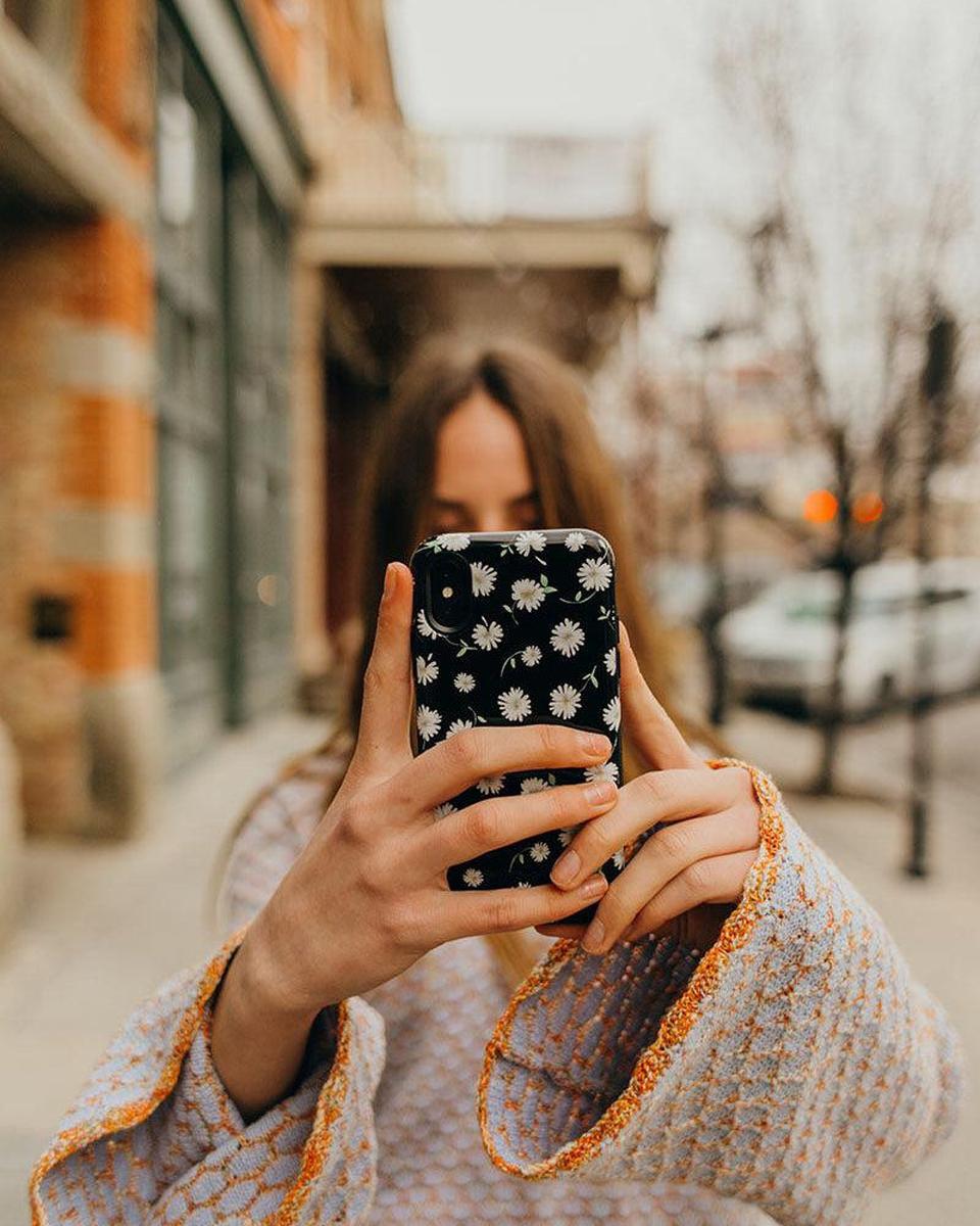 Daisy Daydream | Black Floral Case iPhone Case get.casely